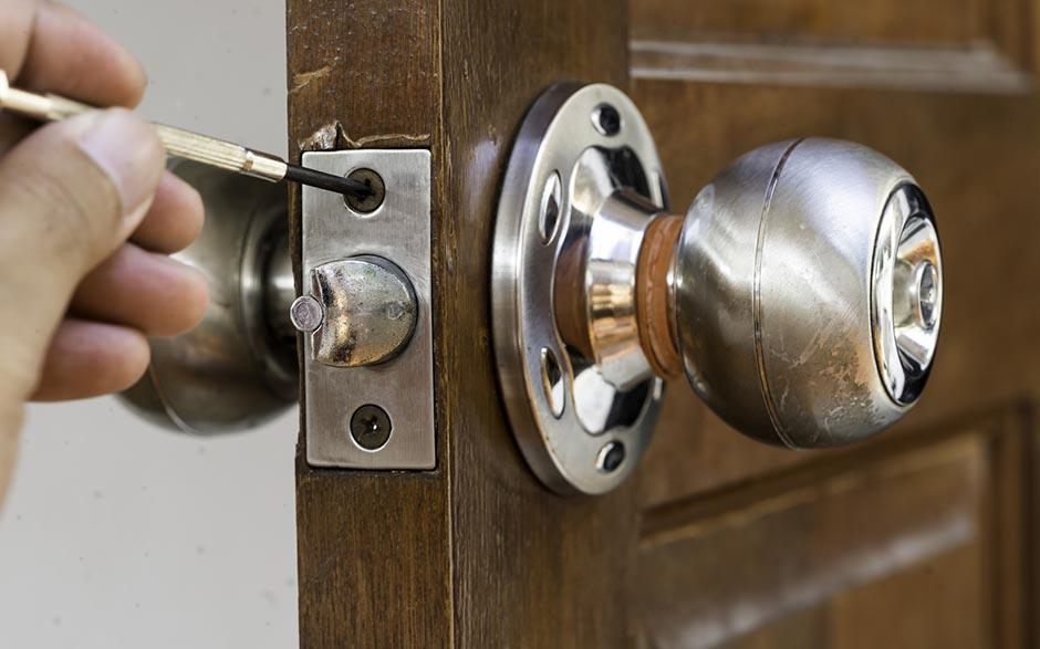 remplacer une serrure de porte d'entrée Voisins-le-Bretonneux